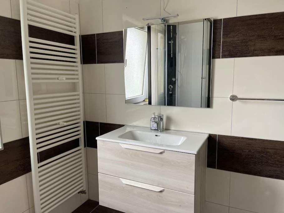 Duesseldorf Messe And Airport, 2-Bedroom Apartment With Kitchen And Garden Duisburg Exterior foto